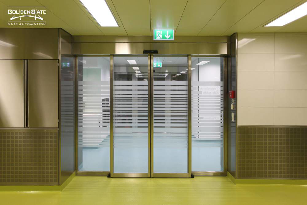 مقایسه ایمنی درب های اتوماتیک و درب های دستی